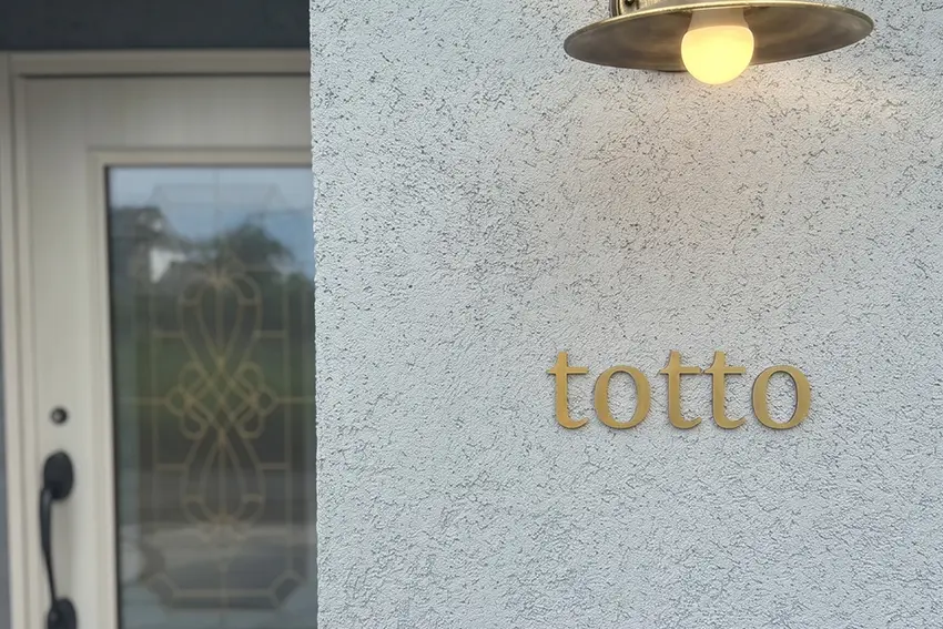 アクリル文字の施工事例：美容サロン入り口のロゴマーク