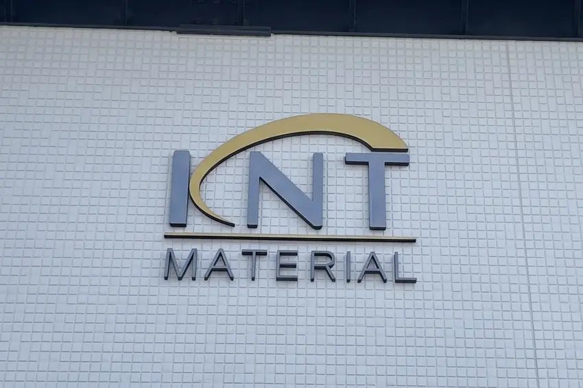 カルプ文字の施工事例：企業ビルの上部へロゴ設置